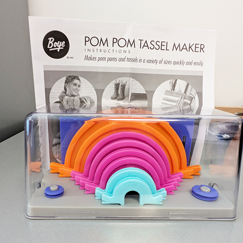 Image of the pom pom tassel maker